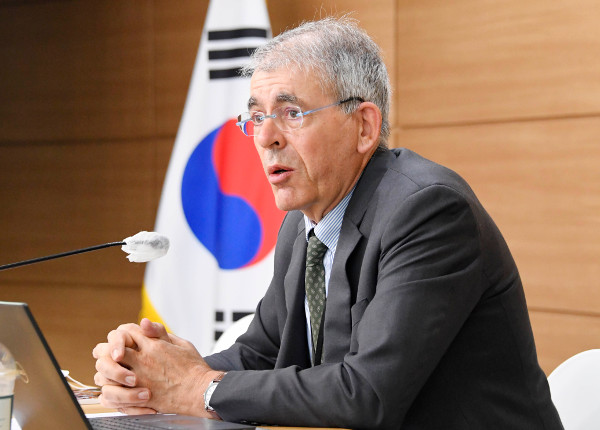 OECD ‘2022 한국경제 보고서’ 발간, 한국의 황금 티켓 신드롬 비판